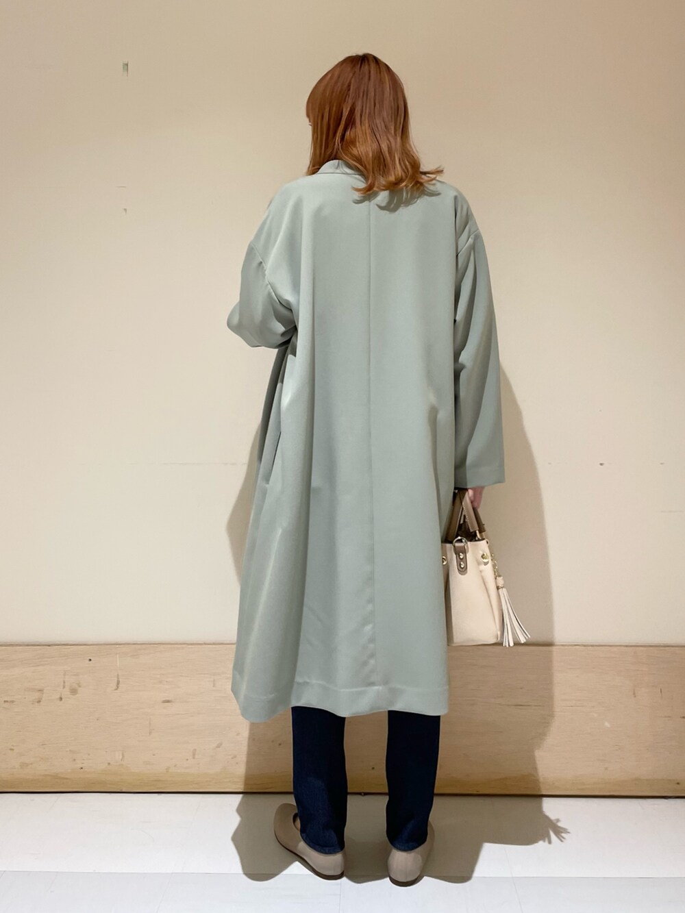 ブルー系のTシャツ/カットソー、ブルー系のデニムパンツ、ベージュ系のパンプスを着用したレディースの春コーディネートの5枚目の写真