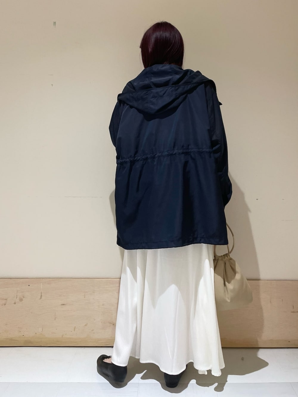 ピンク系のスウェット、ブルー系のその他アウター、ホワイト系のスカートを着用したレディースの春コーディネートの8枚目の写真