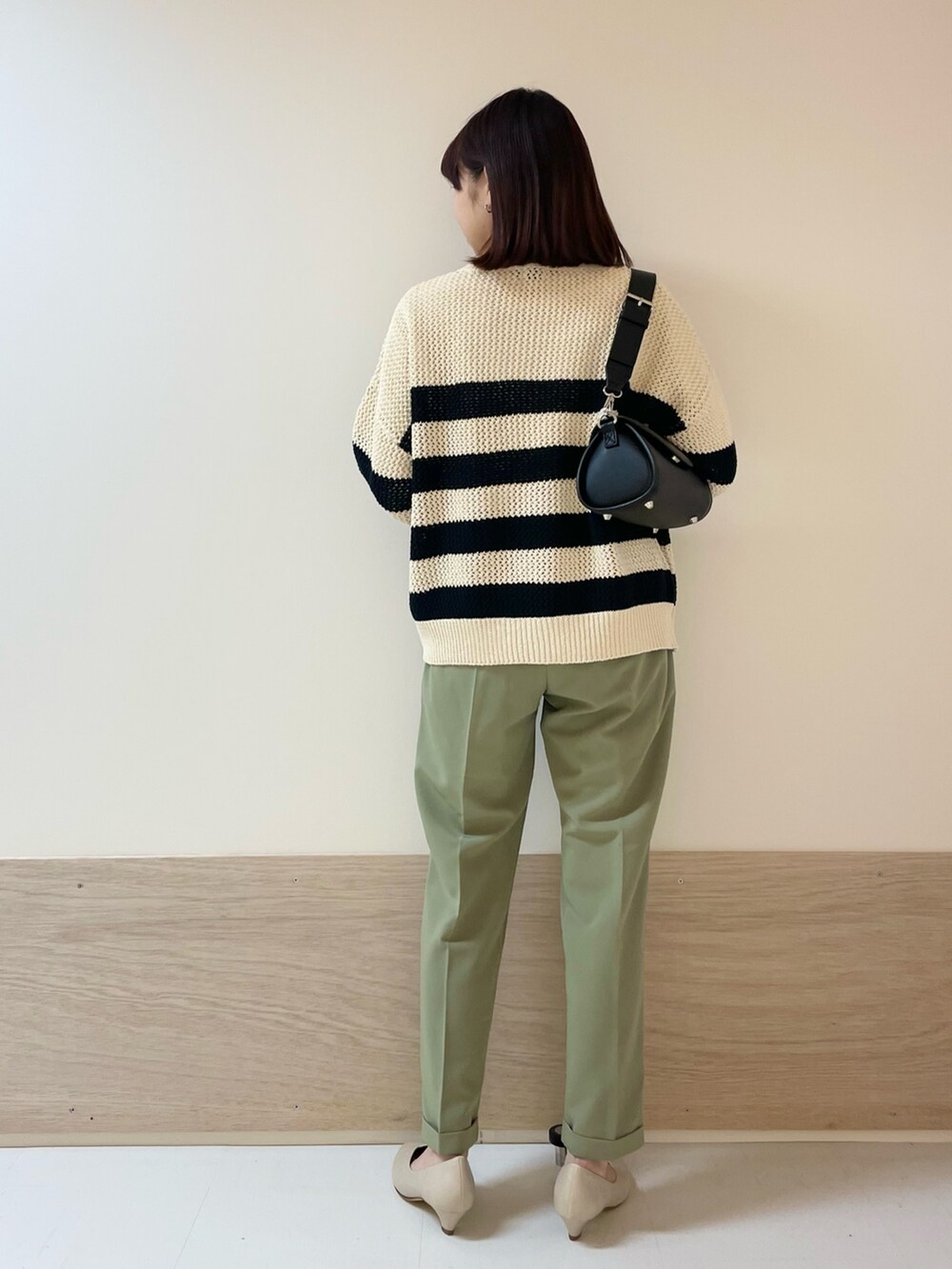 「URBAN RESEARCH DOORS、URBAN RESEARCH DOORS WOMENS、アーバンリサーチドアーズ、ボーダー、ボーダーニット、テーパードパンツ、カラーパンツ、春カラー、春先取り、春先取りコーデ、シンプルコーデ、きれいめカジュアル、淡色コーデ、低身長、骨格ストレート」|「URBAN RESEARCH DOORSの2ストラップショルダーバッグ(ショルダーバッグ、ブラック系)」を使った、ホンダ マユさん(レディース・152cm)の冬コーディネートの7枚目の写真