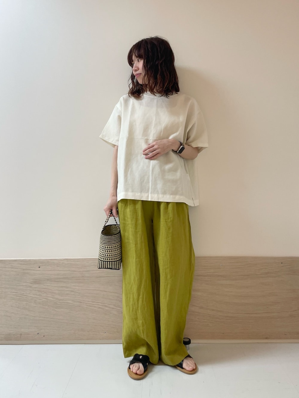 「URBAN RESEARCH DOORS、URBAN RESEARCH DOORS WOMENS、アーバンリサーチドアーズ、リネン、夏だ！Tシャツ着よう！、リネンパンツ、イージーパンツ、黄色、マスタード、リラックススタイル、夏コーデ、きれいめカジュアル、シンプルコーデ、お出かけコーデ、低身長コーデ」｜「URBAN RESEARCH DOORSのカッティングサンダル（サンダル、ブラック系）」を使った、ホンダ マユさん（レディース・152cm）の夏コーディネートの2枚目の写真