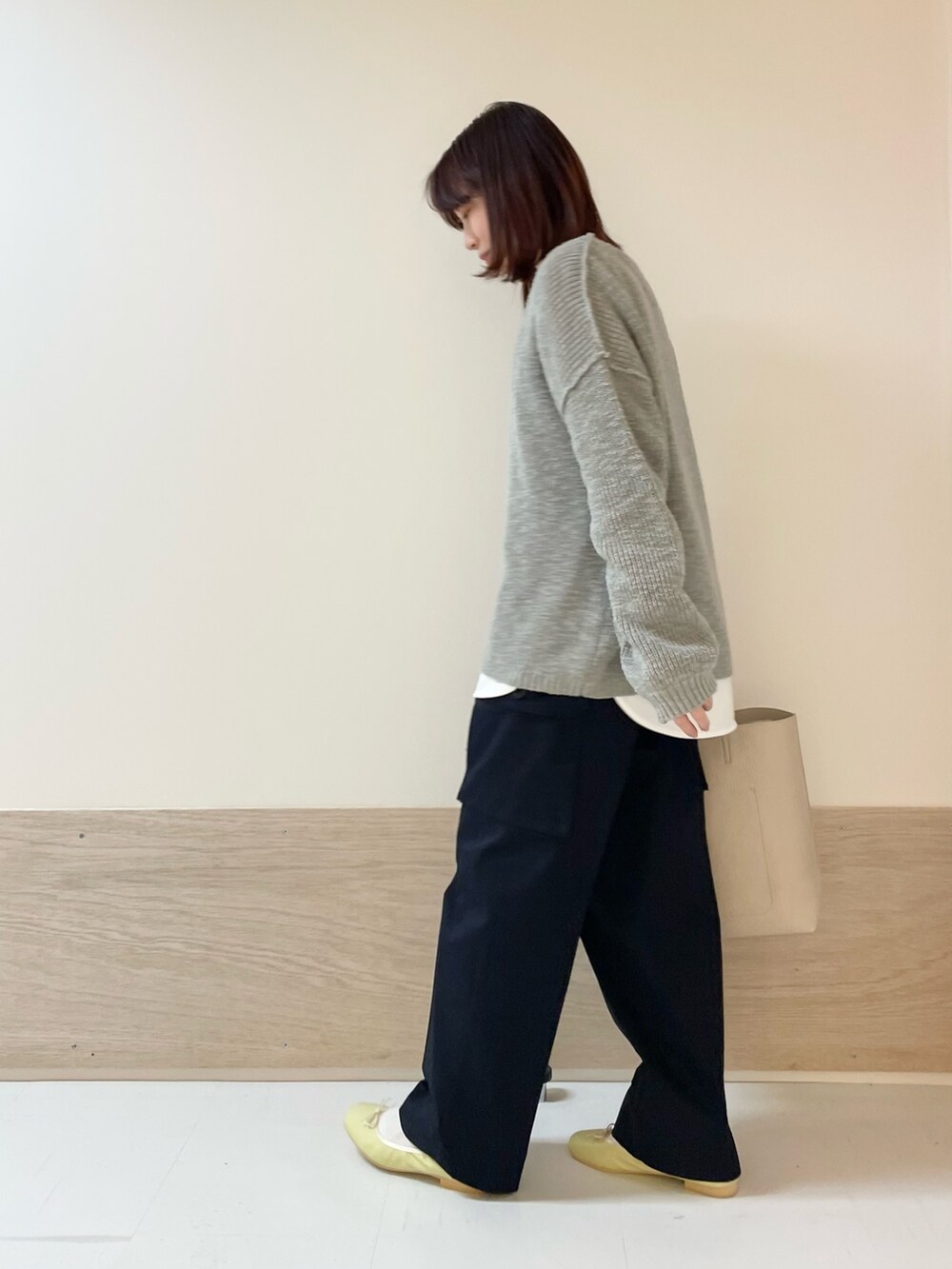 グレー系のニット/セーター、ホワイト系のTシャツ/カットソー、ブルー系のその他パンツを着用したレディースの冬コーディネートの4枚目の写真