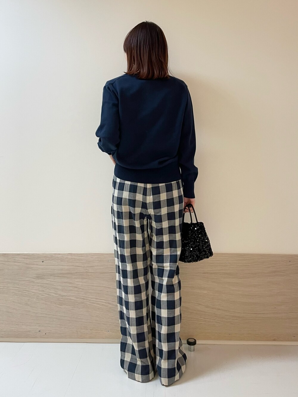 ブルー系のその他パンツ、ブルー系のカーディガン/ボレロを着用したレディースの春コーディネートの7枚目の写真