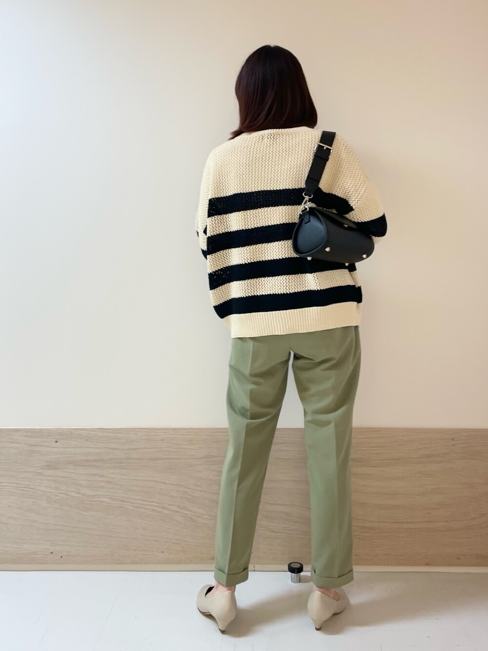 「URBAN RESEARCH DOORS、URBAN RESEARCH DOORS WOMENS、アーバンリサーチドアーズ、ボーダー、ボーダーニット、テーパードパンツ、カラーパンツ、春カラー、春先取り、春先取りコーデ、シンプルコーデ、きれいめカジュアル、淡色コーデ、低身長、骨格ストレート」|「URBAN RESEARCH DOORSの2ストラップショルダーバッグ(ショルダーバッグ、ブラック系)」を使った、ホンダ マユさん(レディース・152cm)の冬コーディネートの6枚目の写真