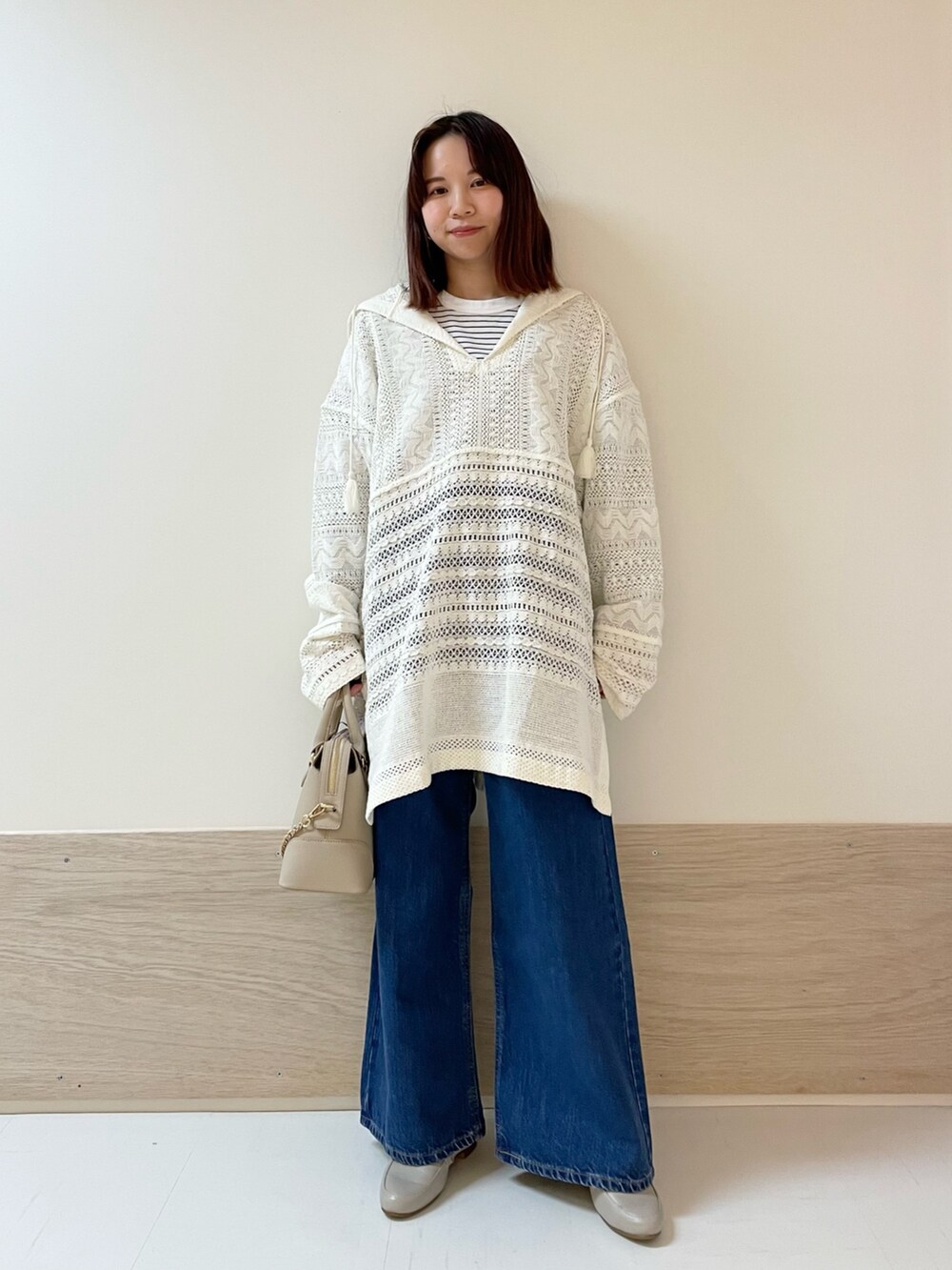 ホワイト系のTシャツ/カットソー、ブルー系のTシャツ/カットソー、ブルー系のその他パンツを着用したレディースの春コーディネートの2枚目の写真