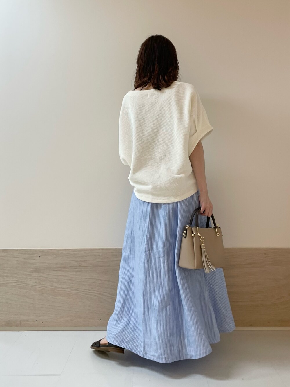 「URBAN RESEARCH DOORS、URBAN RESEARCH DOORS WOMENS、アーバンリサーチドアーズ、リネンスカート、ロングスカート、ブルー、ブルーストライプ、春夏コーデ、お出かけコーデ、休日スタイル、夏コーデ、低身長コーデ、骨格ストレート、シンプルコーデ、きれいめカジュアル」｜「FORK&SPOONのFORK&SPOON　フレンチリネンスカート（スカート、その他）」を使った、ホンダ マユさん（レディース・152cm）の春コーディネートの6枚目の写真
