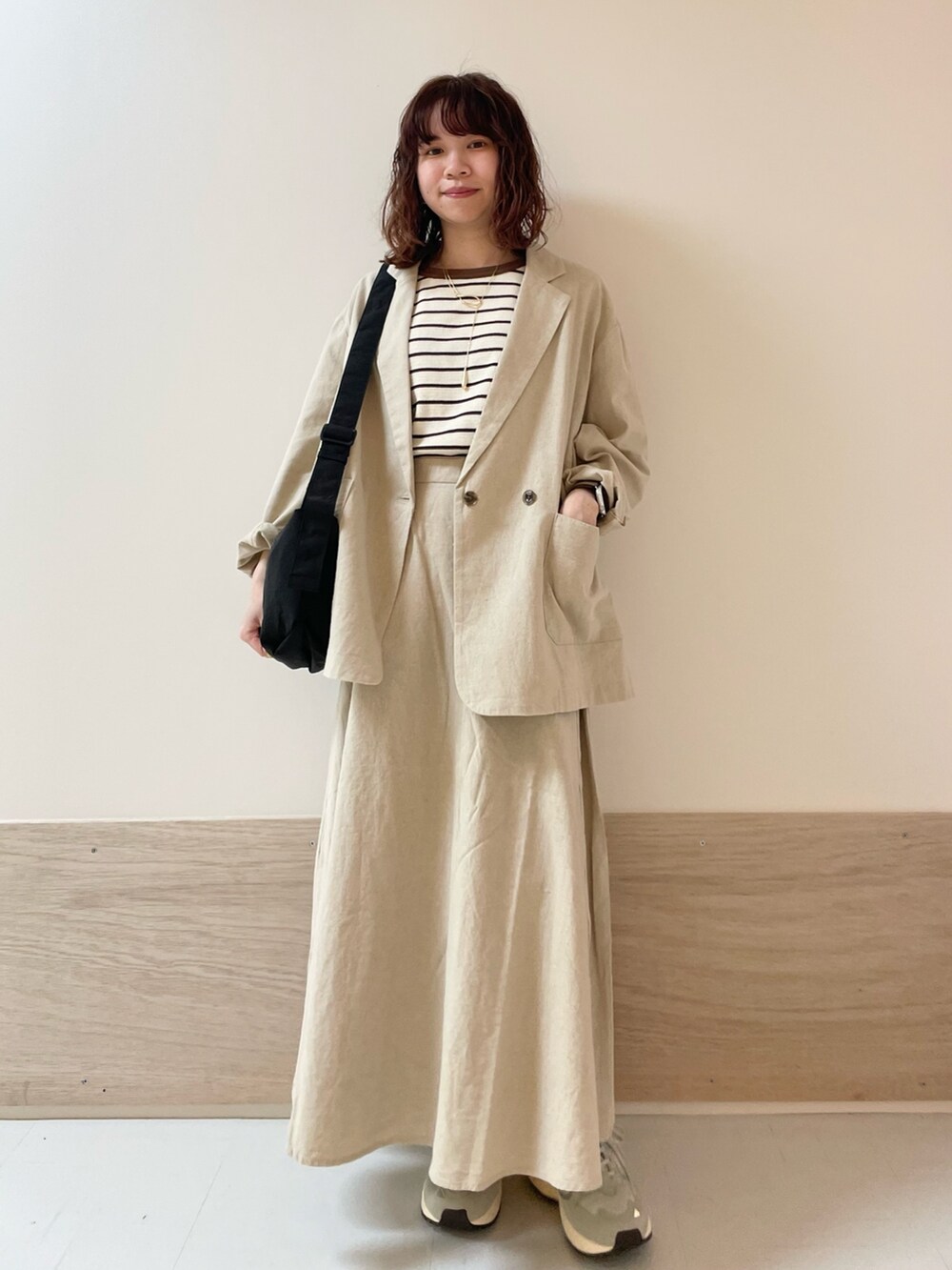 ホワイト系のスカート、ホワイト系のその他アウター、ブラウン系のTシャツ/カットソーを着用したレディースの春コーディネートの3枚目の写真