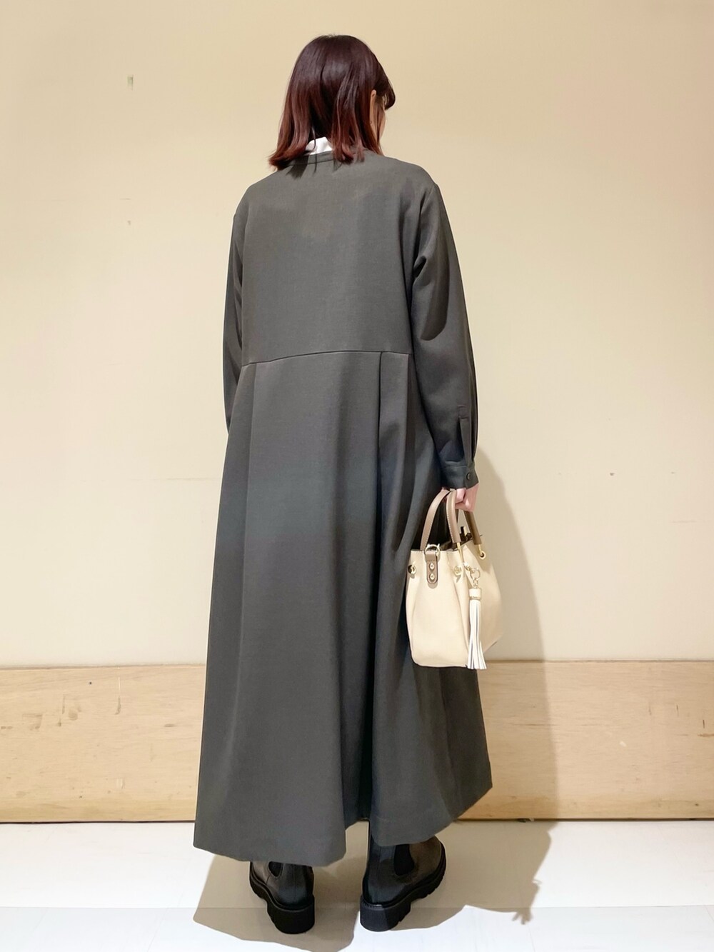 ブラック系のブーツ、グレー系のワンピース、ホワイト系のTシャツ/カットソーを着用したレディースの冬コーディネートの7枚目の写真