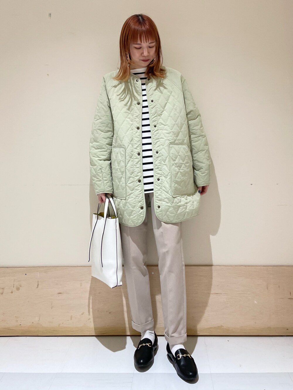 「URBAN RESEARCH DOORS、URBAN RESEARCH DOORS WOMENS、アーバンリサーチドアーズ、キルトジャケット、カポック、ボーダー、ボーダートップス、イージーパンツ、ローファー、ビットローファー、春服デビュー宣言、今日のコーデ、シンプル、春コーデ、低身長コーデ」｜「URBAN RESEARCH DOORSのストレッチテーパードイージーパンツ（その他パンツ、ベージュ系）」を使った、ホンダ マユさん（レディース・152cm）の春コーディネートの2枚目の写真
