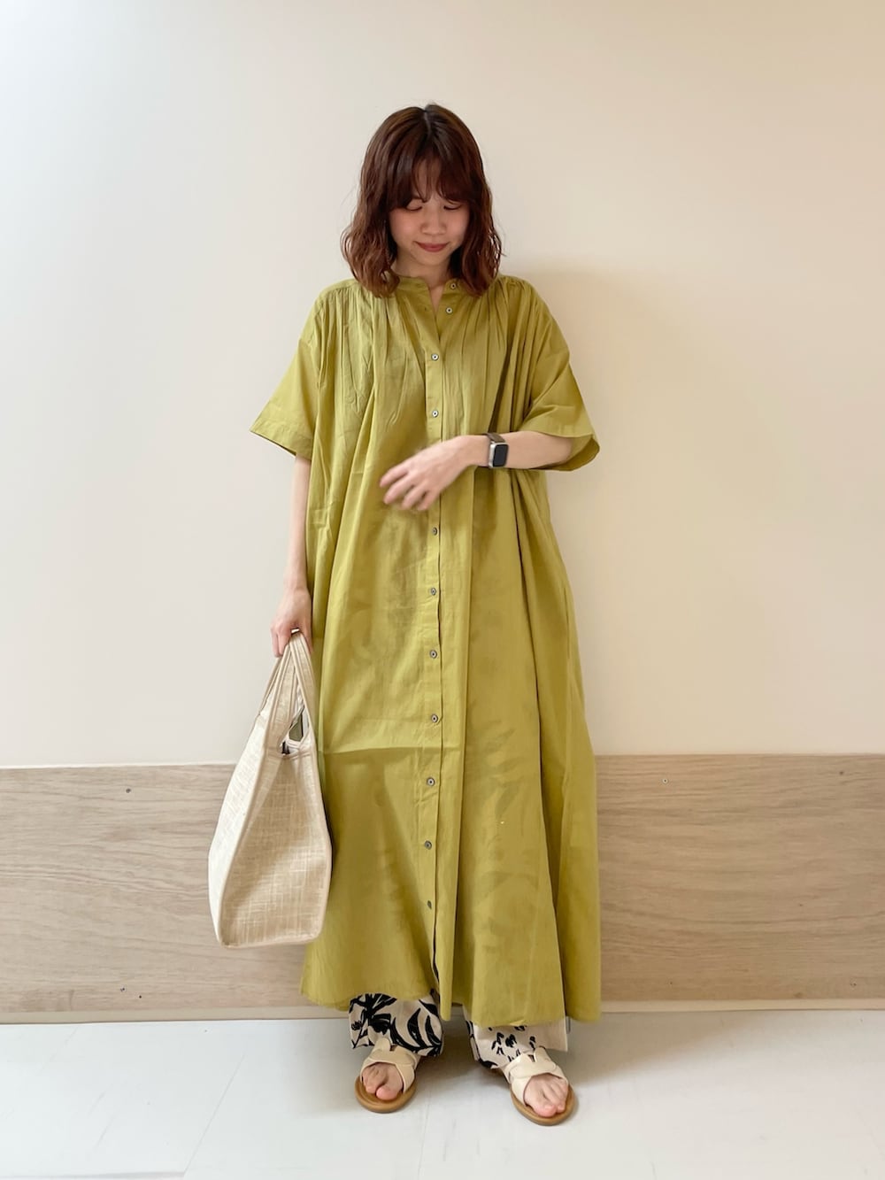 「URBAN RESEARCH DOORS、URBAN RESEARCH DOORS WOMENS、アーバンリサーチドアーズ、ワンピース、ギャザーワンピース、コットンボイル、黄色、イエローコーデ、春夏コーデ、お出かけコーデ、休日スタイル、低身長コーデ、骨格ストレート、きれいめカジュアル、シンプルコーデ」｜「URBAN RESEARCH DOORSのコットンボイルハーフスリーブワンピース（ワンピース、イエロー系）」を使った、ホンダ マユさん（レディース・152cm）の春コーディネートの2枚目の写真