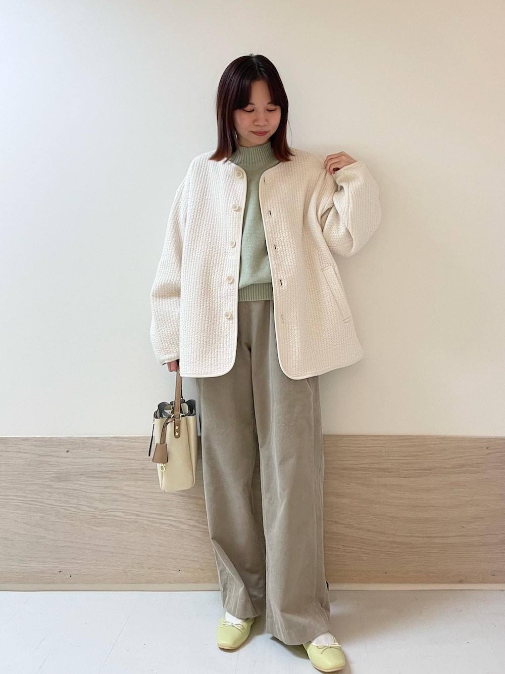 「URBAN RESEARCH DOORS、URBAN RESEARCH DOORS WOMENS、アーバンリサーチドアーズ、春アウター、淡色コーデ、春コーデ、休日スタイル、お出かけコーデ、カジュアル、大人カジュアル、春色、春服みてみて、低身長、骨格ストレート、きれいめカジュアル」｜「URBAN RESEARCH DOORSの『URTECH』コーデュロイイージーパンツ（その他パンツ、ベージュ系）」を使った、ホンダ マユさん（レディース・152cm）の冬コーディネートの2枚目の写真