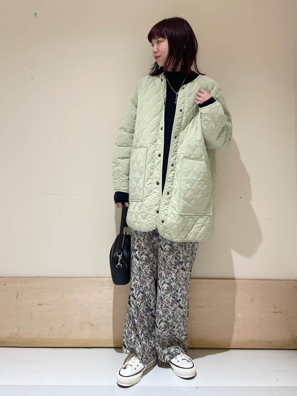 「URBAN RESEARCH DOORS、URBAN RESEARCH DOORS WOMENS、アーバンリサーチドアーズ、春アウター、花柄、花柄パンツ、春ニット、コットンニット、コンバース、converse、休日スタイル、春コーデ、カジュアルコーデ、大人カジュアル、低身長コーデ」｜「URBAN RESEARCH DOORSのボトルネックワイドプルオーバー（ニット/セーター、ブルー系）」を使った、ホンダ マユさん（レディース・152cm）の春コーディネートの3枚目の写真