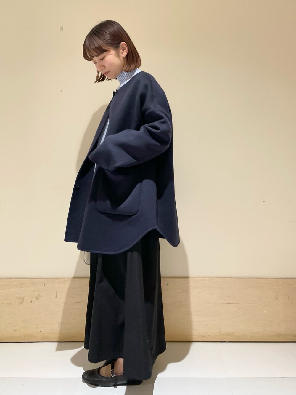 「URBAN RESEARCH DOORS、URBAN RESEARCH DOORS WOMENS、アーバンリサーチドアーズ、ノーカラーコート、ミドルコート、ブルー、カラーニット、休日スタイル、お出かけコーデ、きれいめカジュアル、マイベストコーデ2023、ロングスカート、骨格ストレート、シンプルスタイル、低身長」|「FORK&SPOONのFORK&SPOON ウールアセテートタートルネックニット(ニット/セーター、ブルー系)」を使った、ホンダ マユさん(レディース・152cm)の冬コーディネートの5枚目の写真