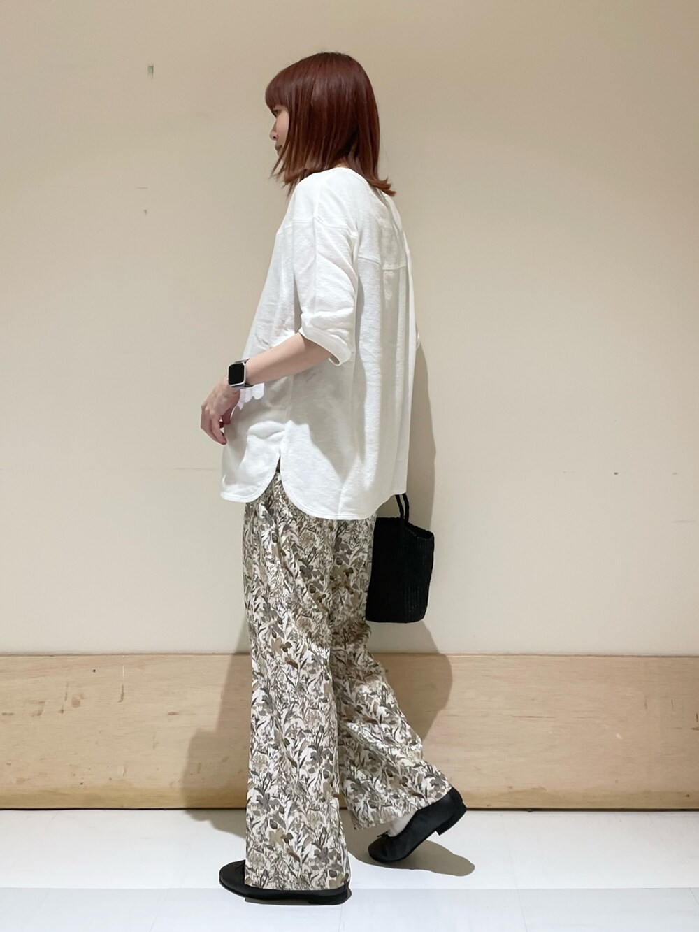 ホワイト系のTシャツ/カットソー、ホワイト系のその他パンツ、ブラック系のバレエシューズを着用したレディースの春コーディネートの4枚目の写真