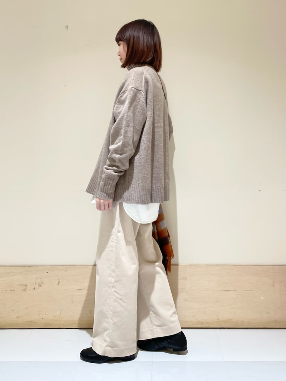 ホワイト系のTシャツ/カットソー、ブラウン系のニット/セーター、ベージュ系のその他パンツを着用したレディースの冬コーディネートの4枚目の写真