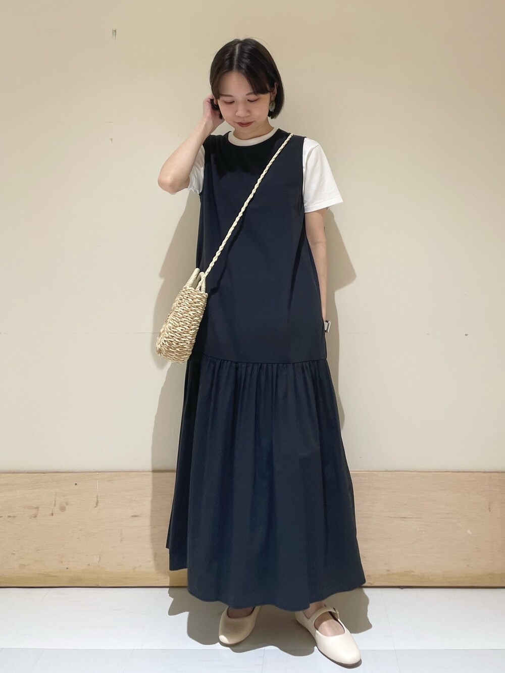 ホワイト系のTシャツ/カットソー、ホワイト系のその他シューズ、ブラック系のワンピースを着用したレディースの夏コーディネートの3枚目の写真