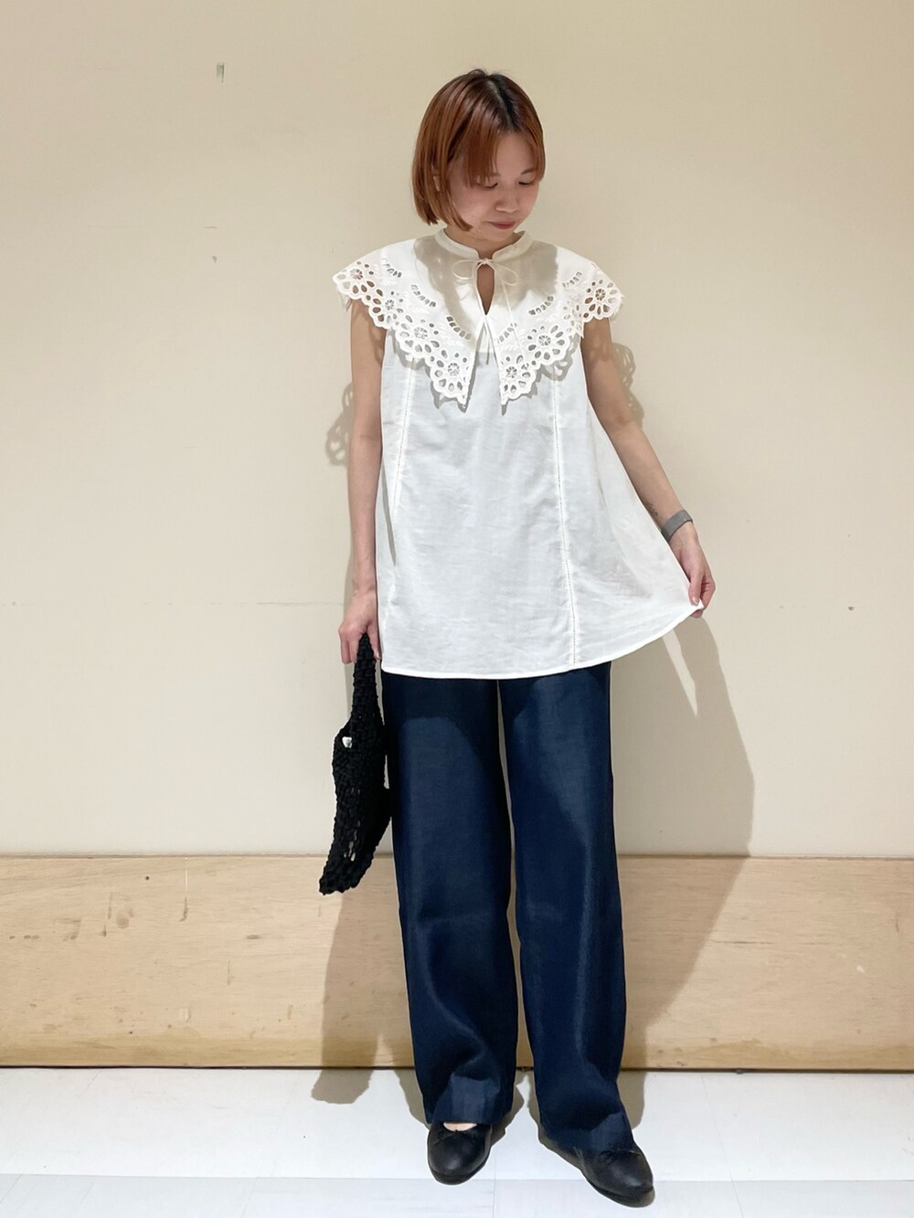 ホワイト系のシャツ/ブラウス、ブルー系のその他パンツ、ブラック系のハンドバッグを着用したレディースの春コーディネートの3枚目の写真