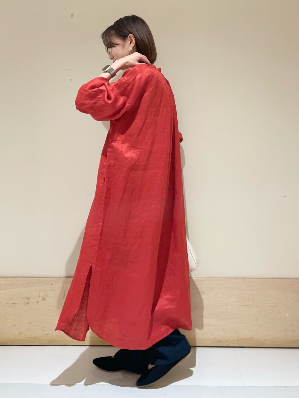 ブルー系のその他パンツ、レッド系のワンピース、ベージュ系のショルダーバッグを着用したレディースの夏コーディネートの5枚目の写真