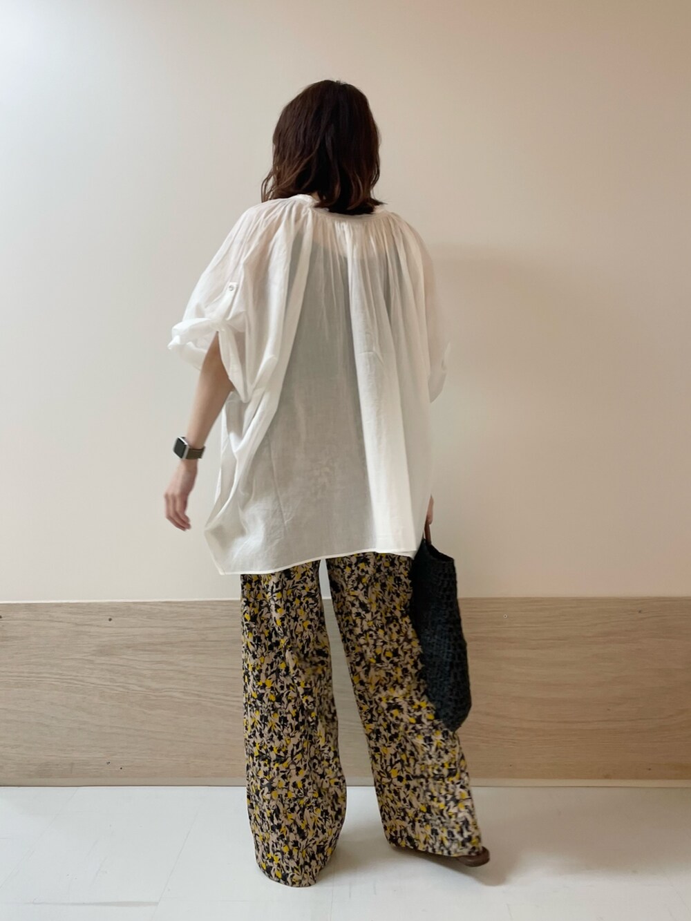 ホワイト系のシャツ/ブラウス、ベージュ系のその他パンツ、ブラウン系のサンダルを着用したレディースの夏コーディネートの6枚目の写真