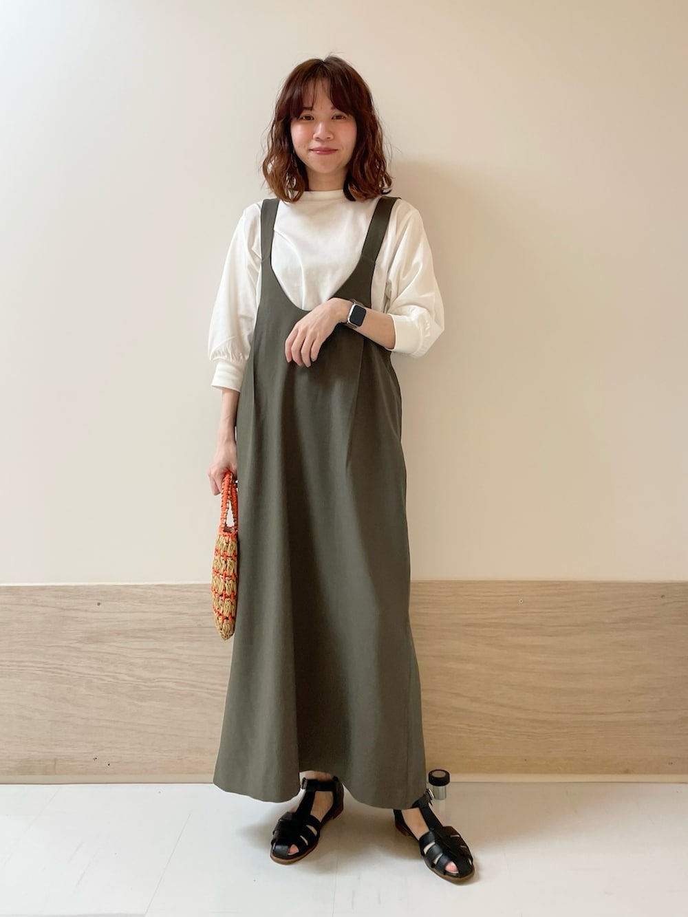 「URBAN RESEARCH DOORS、URBAN RESEARCH DOORS WOMENS、アーバンリサーチドアーズ、FORK&SPOON、ジャンスカ、ジャンパースカート、きれいめカジュアル、春夏コーデ、お出かけコーデ、休日スタイル、低身長コーデ、骨格ストレート、デートコーデ、シンプルコーデ、楽ちんコーデ」｜「FORK&SPOONのFORK&SPOON　ハイツイストコットンギャザースリーブTシャツ（Tシャツ/カットソー、ホワイト系）」を使った、ホンダ マユさん（レディース・152cm）の春コーディネートの3枚目の写真
