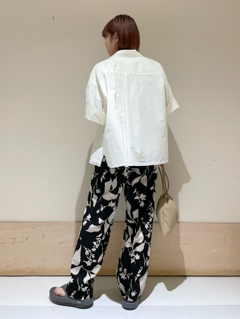 ブラック系のその他パンツ、グレー系のサンダル、ベージュ系のショルダーバッグを着用したレディースの春コーディネートの7枚目の写真