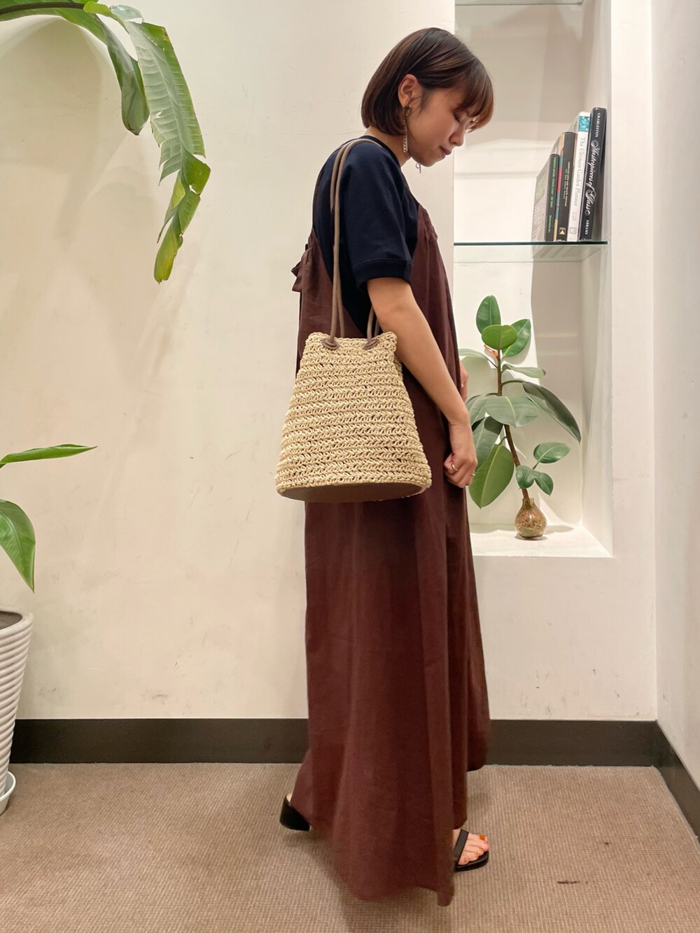 ブラック系のサンダル、ブラウン系のワンピース、ブルー系のTシャツ/カットソーを着用したレディースの夏コーディネートの2枚目の写真
