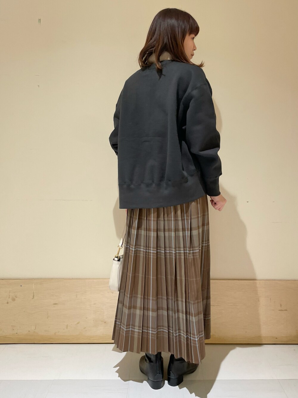 ブラウン系のスカート、グレー系のカーディガン/ボレロ、グレー系のニット/セーターを着用したレディースの冬コーディネートの5枚目の写真