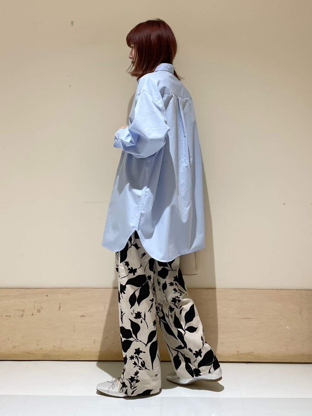 ベージュ系のその他パンツ、シルバー系のバレエシューズ、ホワイト系のトートバッグを着用したレディースの春コーディネートの5枚目の写真