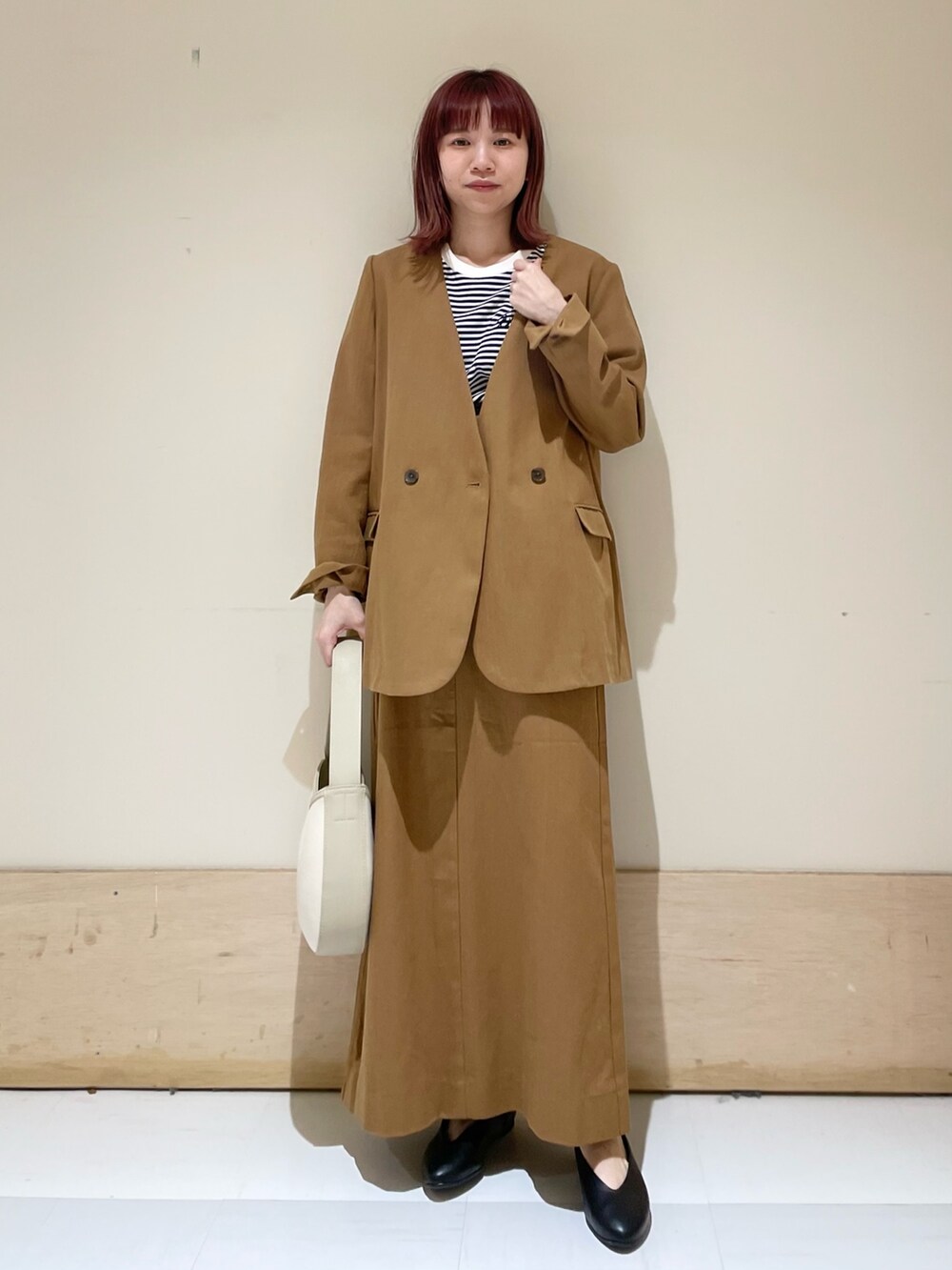 「URBAN RESEARCH DOORS、URBAN RESEARCH DOORS WOMENS、アーバンリサーチドアーズ、セットアップ、ボーダー、ジャケット、グルカスカート、春コーデ、いまどきジャケット写真、シンプルコーデ、ショップスタッフの好印象コーデ、ショップスタッフの推しセットアップ、低身長、低身長コーデ、大人カジュアル」|「URBAN RESEARCH DOORSのコットンリネンノーカラージャケット(ノーカラージャケット、ベージュ系)」を使った、ホンダ マユさん(レディース・152cm)の春コーディネートの2枚目の写真