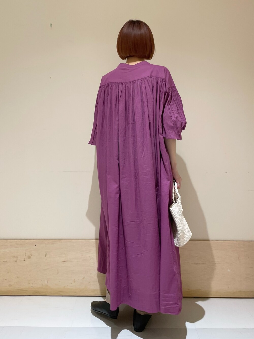 パープル系のワンピース、ブラウン系のその他パンツ、ブラック系のパンプスを着用したレディースの春コーディネートの8枚目の写真