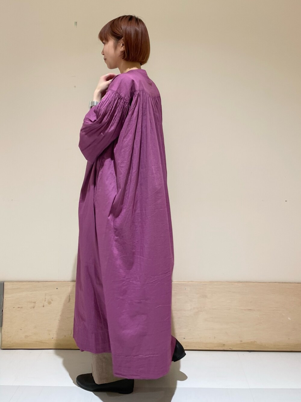パープル系のワンピース、ブラウン系のその他パンツ、ブラック系のパンプスを着用したレディースの春コーディネートの6枚目の写真