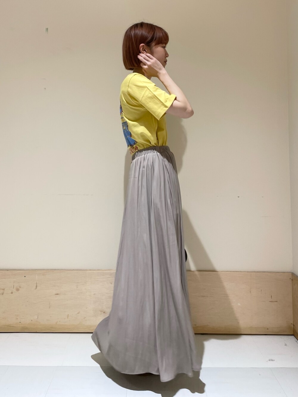 「URBAN RESEARCH DOORS、URBAN RESEARCH DOORS WOMENS、アーバンリサーチドアーズ、パタゴニア、patagonia、黄色、ロゴT、プリントT、ギャザースカート、ロングスカート、休日スタイル、初夏コーデ、カジュアルコーデ、大人カジュアル、低身長」｜「URBAN RESEARCH DOORSの2ストラップショルダーバッグ（ショルダーバッグ、ブラック系）」を使った、ホンダ マユさん（レディース・152cm）の春コーディネートの4枚目の写真
