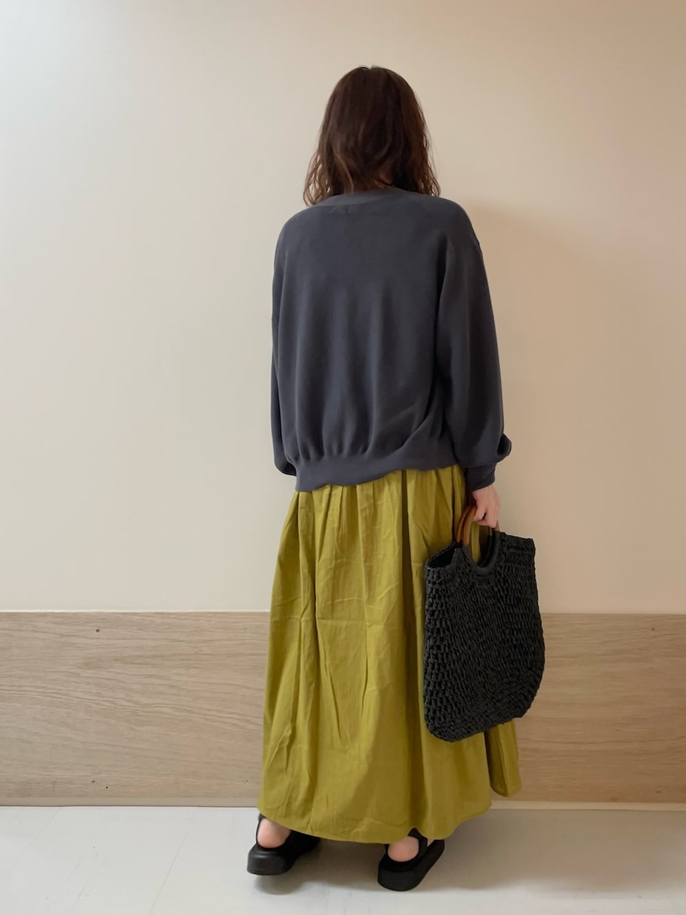 「URBAN RESEARCH DOORS、URBAN RESEARCH DOORS WOMENS、アーバンリサーチドアーズ、ワンピース、カーディガン、コットンニット、黄色、マスタード、きれいめカジュアル、シンプルコーデ、お出かけコーデ、休日スタイル、低身長コーデ、骨格ストレート」｜「URBAN RESEARCH DOORSのコットンボイルリバーシブルワンピース（ワンピース、イエロー系）」を使った、ホンダ マユさん（レディース・152cm）の夏コーディネートの8枚目の写真