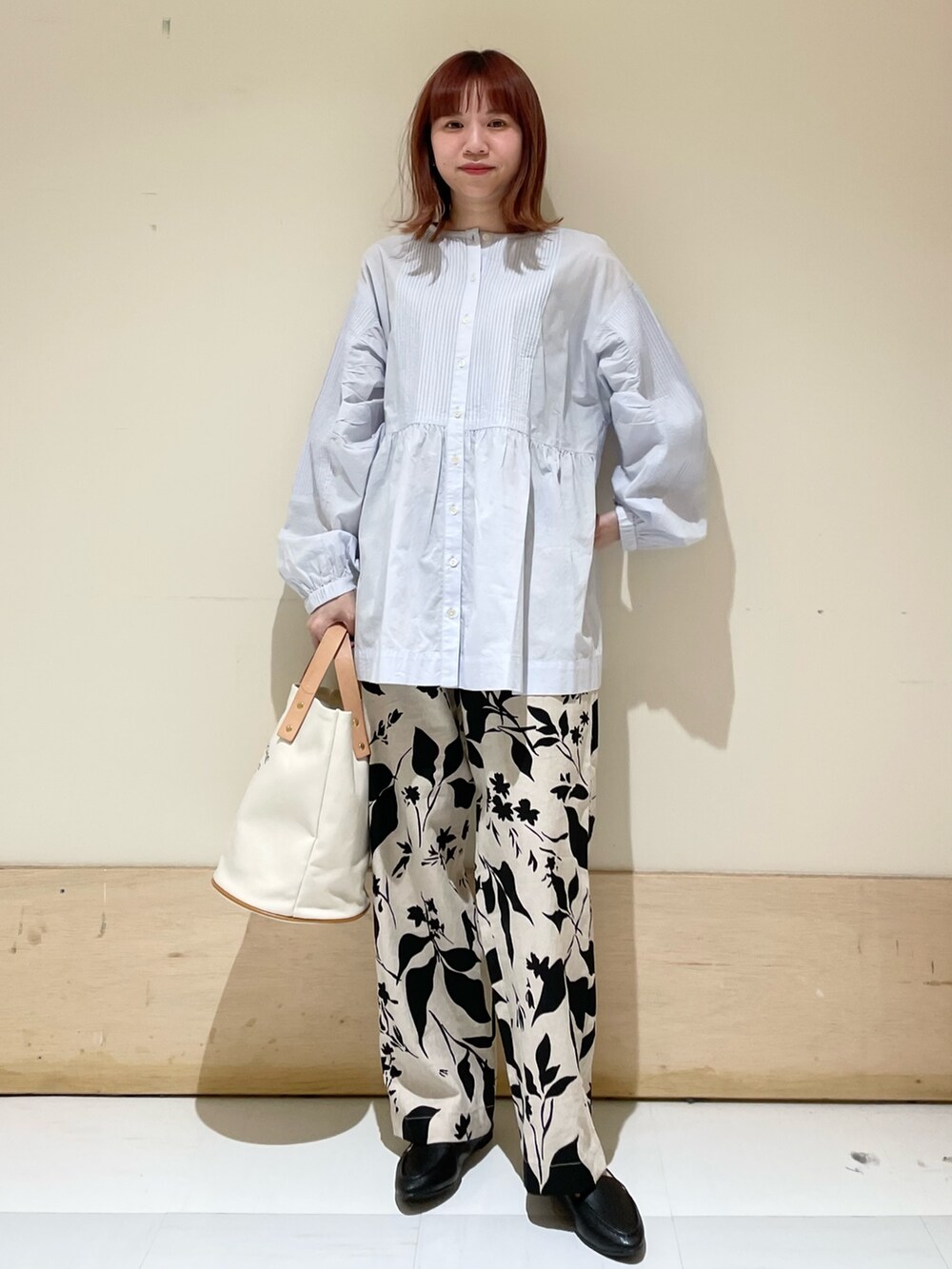 「URBAN RESEARCH DOORS、URBAN RESEARCH DOORS WOMENS、アーバンリサーチドアーズ、かぐれ、ピンタック、ピンタックシャツ、シャツスタイル、花柄、休日スタイル、ビッグシルエット、シンプルコーデ、淡色コーデ、大人カジュアル、楽チンコーデ、低身長」|「かぐれのピンタック2WAYブラウス(Tシャツ/カットソー、ブルー系)」を使った、ホンダ マユさん(レディース・152cm)の春コーディネートの3枚目の写真