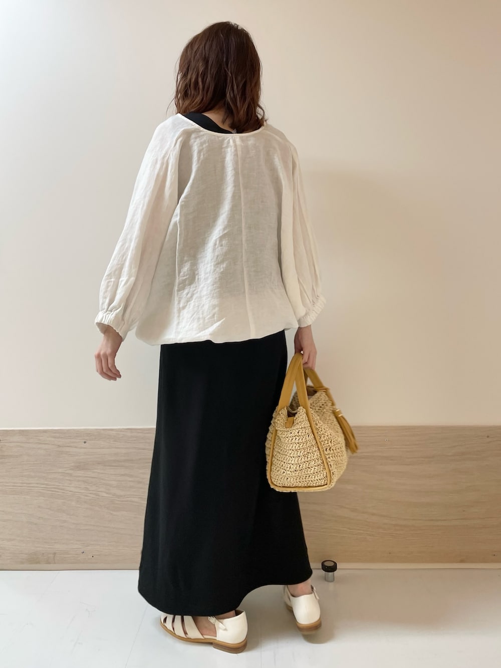 「URBAN RESEARCH DOORS、URBAN RESEARCH DOORS WOMENS、アーバンリサーチドアーズ、リネン、レイヤードスタイル、ワンピース、モノトーンコーデ、シンプルコーデ、大人カジュアル、春夏コーデ、お出かけコーデ、休日スタイル、低身長コーデ、骨格ストレート、グルカサンダル」｜「URBAN RESEARCH DOORSのリネンドロストドルマンブラウス（シャツ/ブラウス、ホワイト系）」を使った、ホンダ マユさん（レディース・152cm）の春コーディネートの6枚目の写真