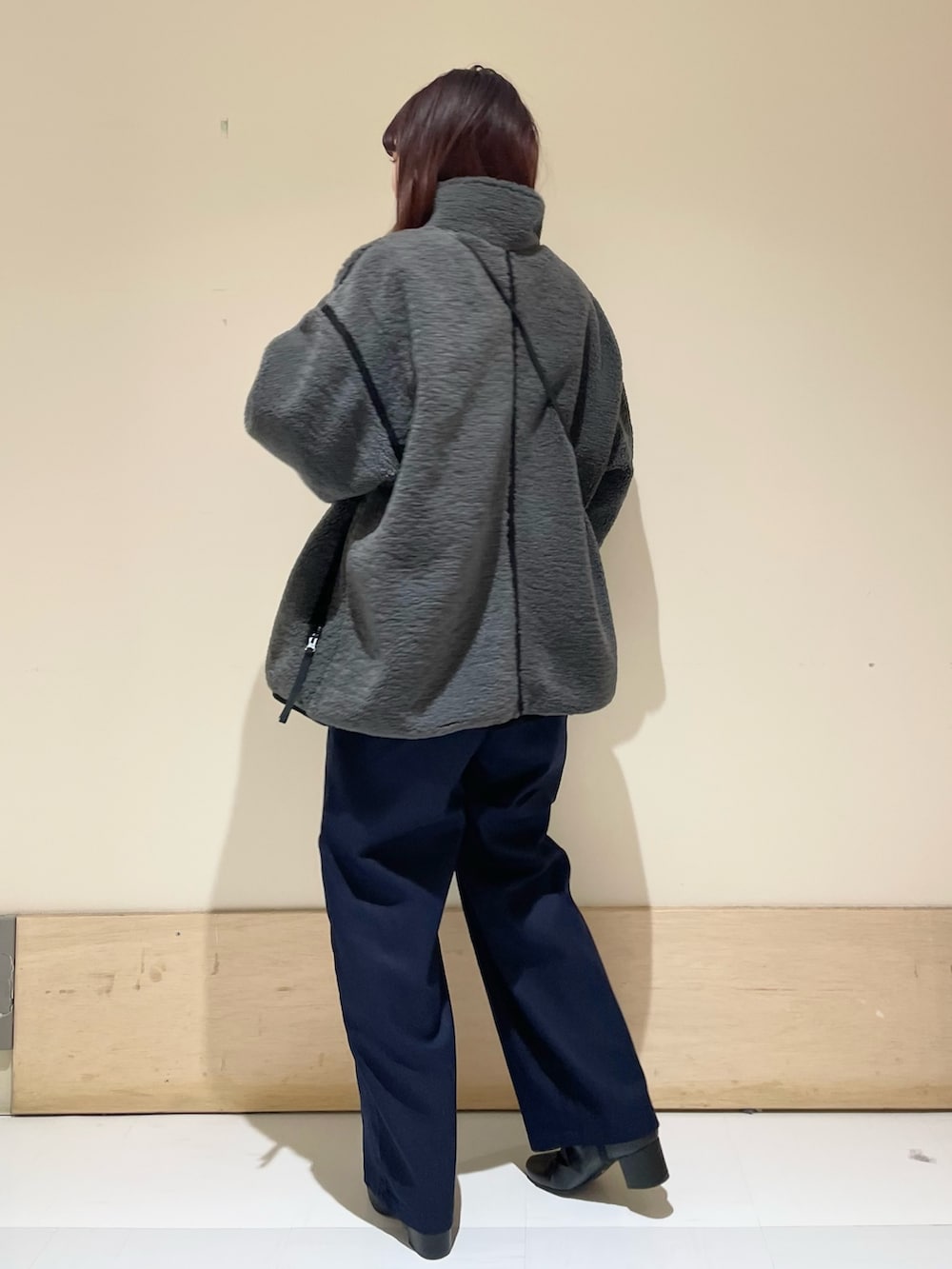 グリーン系のニット/セーター、グレー系のブルゾン、ブルー系のその他パンツを着用したレディースの冬コーディネートの5枚目の写真