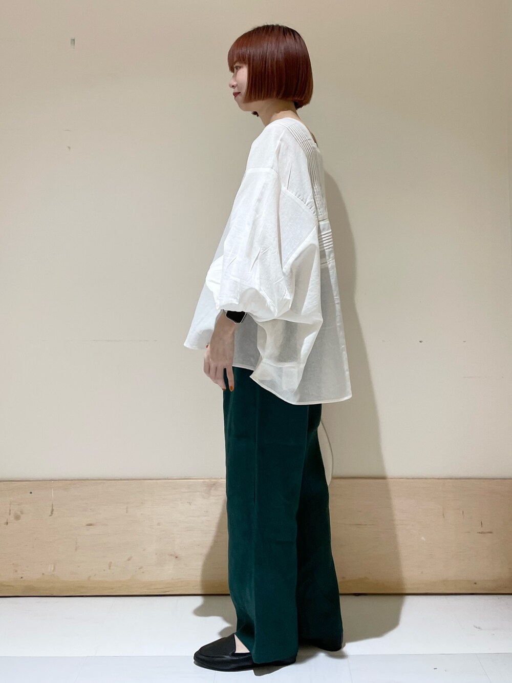 「URBAN RESEARCH DOORS、URBAN RESEARCH DOORS WOMENS、アーバンリサーチドアーズ、レース、レースブラウス、リネンパンツ、イージーパンツ、休日スタイル、リラックススタイル、シンプルコーデ、ビッグシルエット、低身長、低身長コーデ、カジュアルコーデ、お出かけコーデ」｜「URBAN RESEARCH DOORSのリネンツイルイージーパンツ（その他パンツ、グリーン系）」を使った、ホンダ マユさん（レディース・152cm）の春コーディネートの4枚目の写真