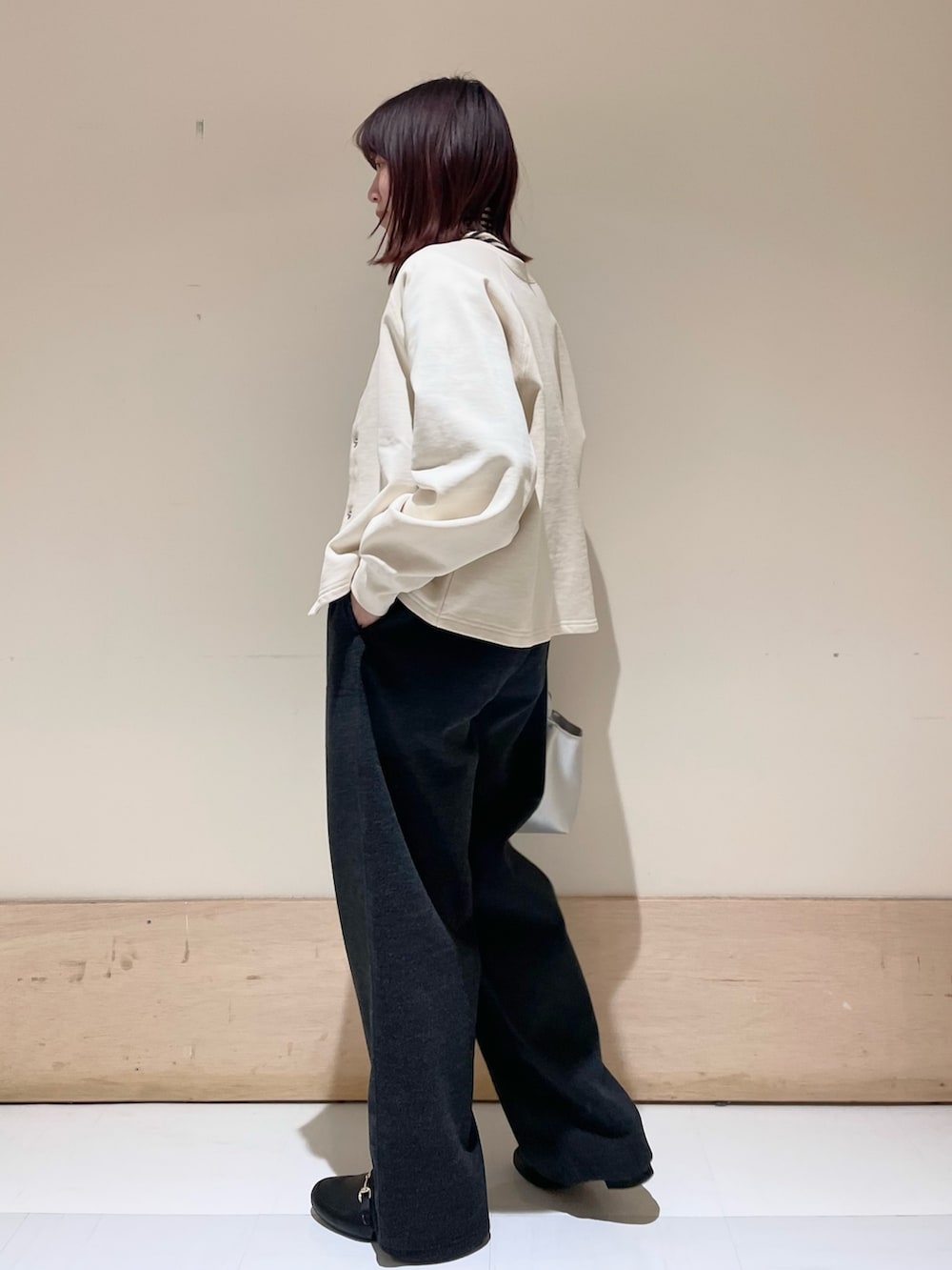 グレー系のその他パンツ、ホワイト系のニット/セーター、ホワイト系のカーディガン/ボレロを着用したレディースの冬コーディネートの4枚目の写真