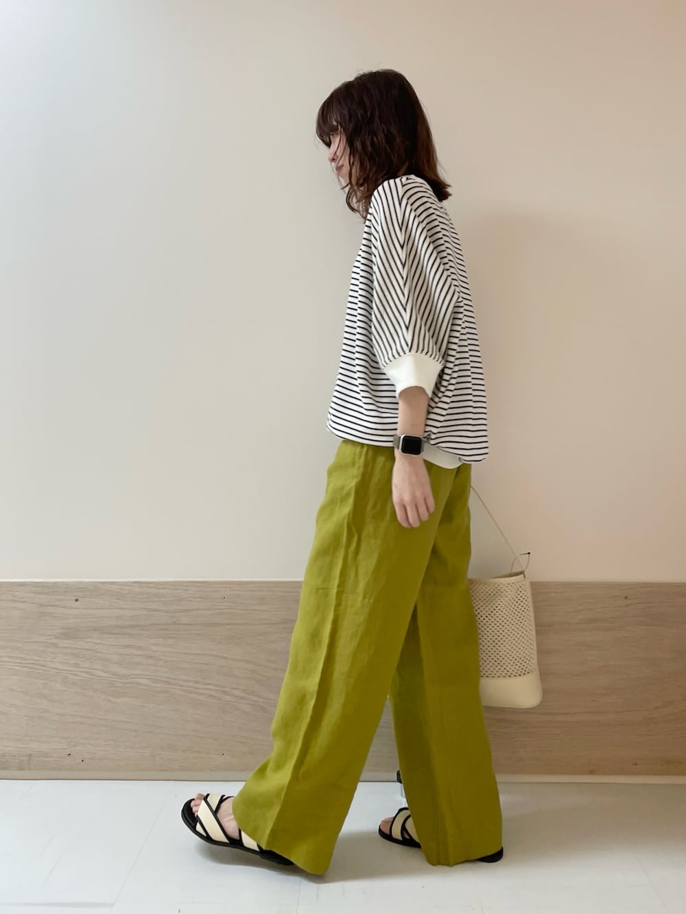 「URBAN RESEARCH DOORS、URBAN RESEARCH DOORS WOMENS、アーバンリサーチドアーズ、ボーダー、カラーパンツ、リネン、リネンパンツ、リラックススタイル、お出かけコーデ、休日スタイル、春夏コーデ、きれいめカジュアル、ナチュラル、低身長、骨格ストレート」|「URBAN RESEARCH DOORSのリネンイージーパンツ(その他パンツ、グリーン系)」を使った、ホンダ マユさん(レディース・152cm)の春コーディネートの6枚目の写真