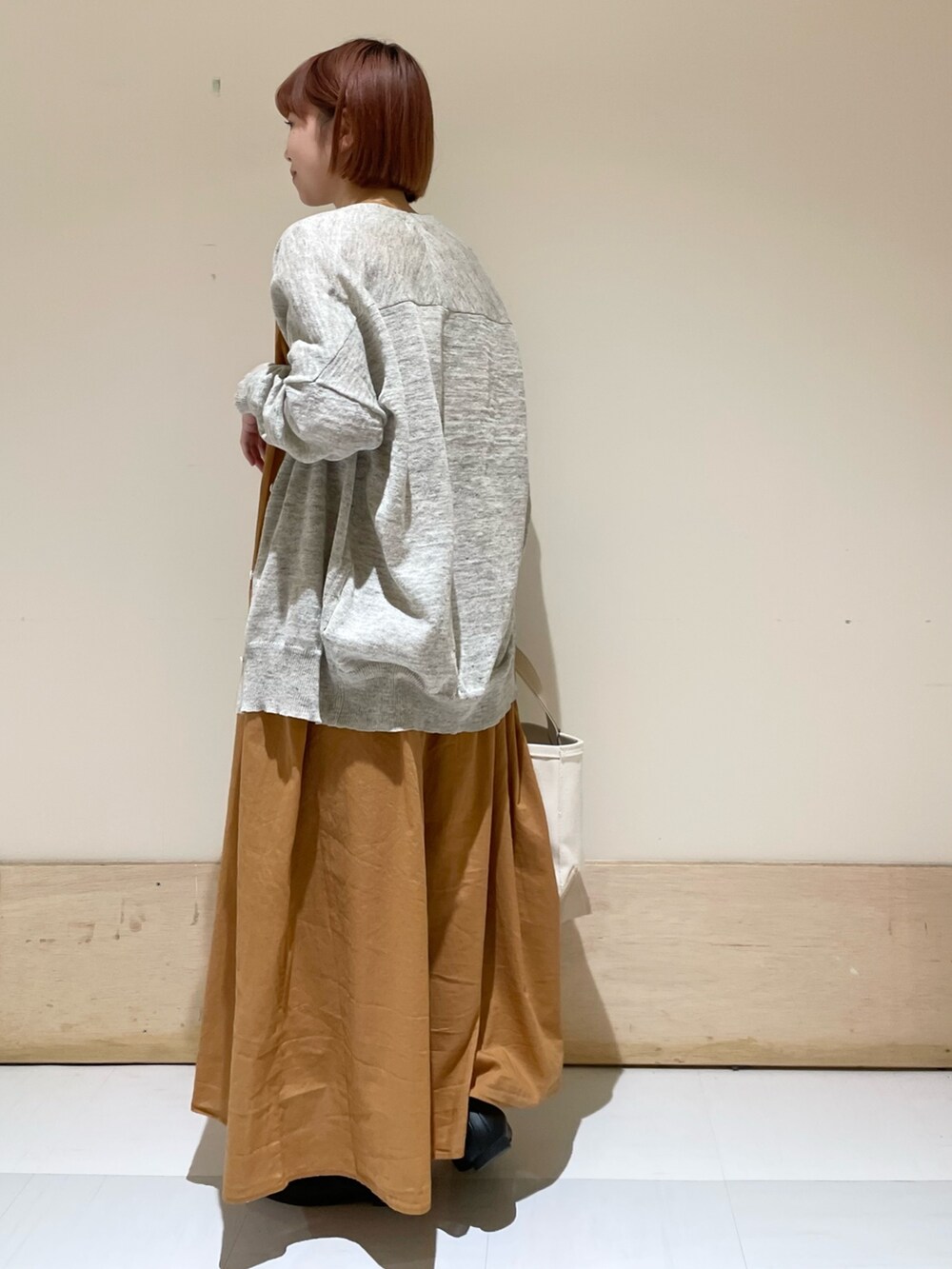 「URBAN RESEARCH DOORS、URBAN RESEARCH DOORS WOMENS、アーバンリサーチドアーズ、orcival、カーディガン、リネン、ワンピース、ギャザーワンピース、トートバッグ、ビッグシルエット、休日スタイル、春夏コーデ、初夏コーデ、バレエシューズ、低身長」|「URBAN RESEARCH DOORSのコットンボイルハーフスリーブワンピース(ワンピース、ブラウン系)」を使った、ホンダ マユさん(レディース・152cm)の春コーディネートの6枚目の写真
