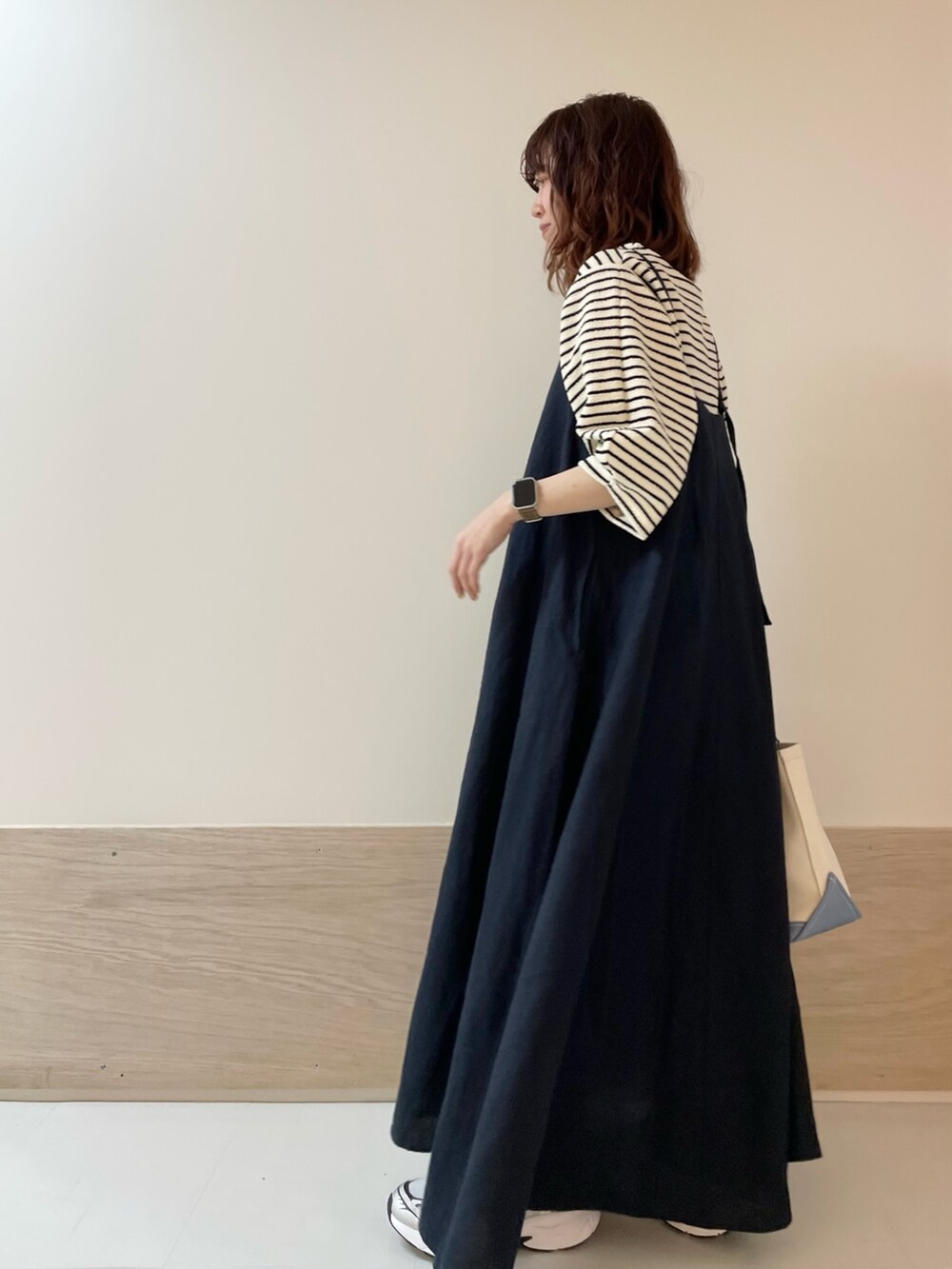 ホワイト系のTシャツ/カットソー、ブルー系のワンピースを着用したレディースの春コーディネートの3枚目の写真