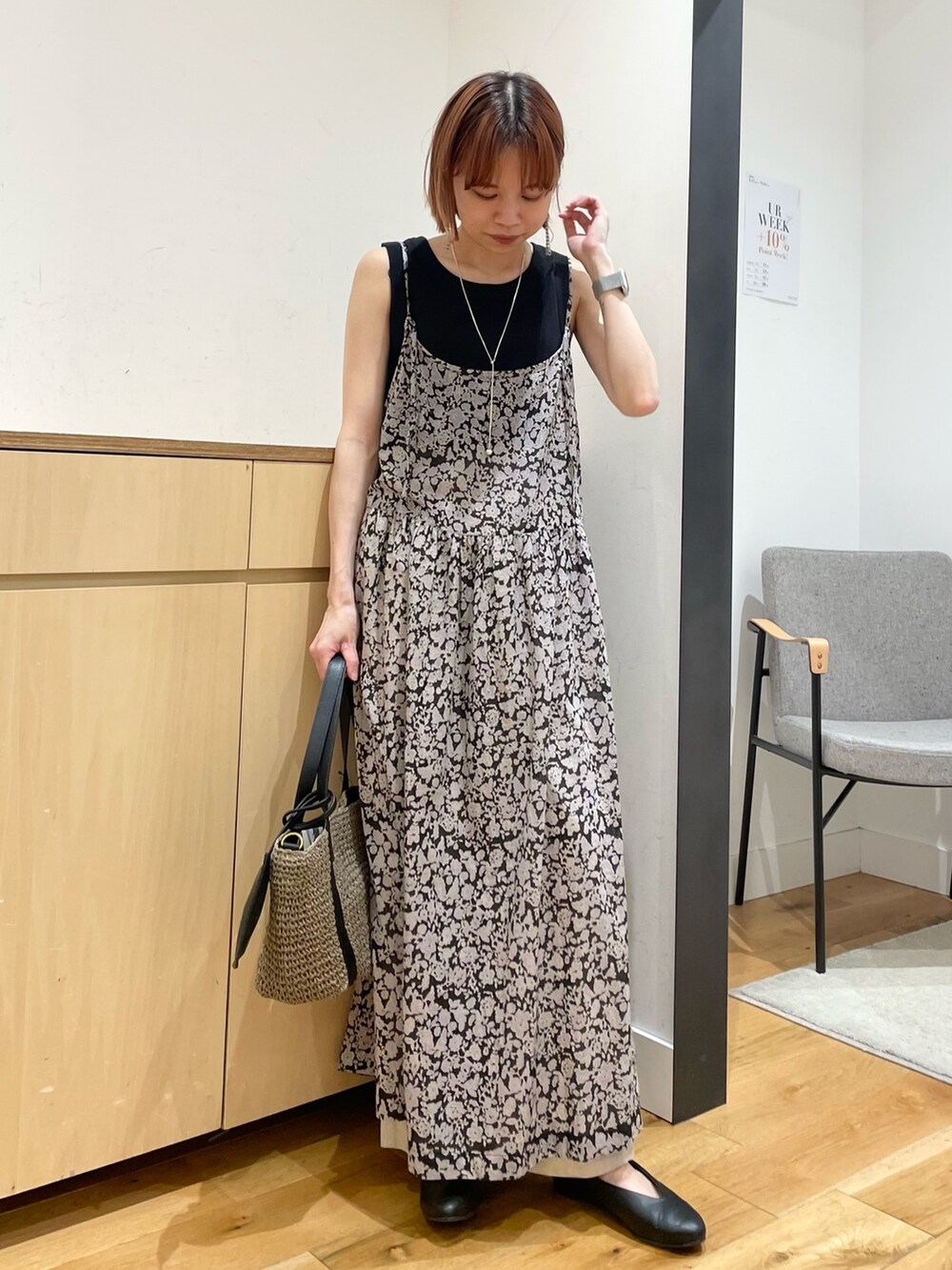 「URBAN RESEARCH DOORS、URBAN RESEARCH DOORS WOMENS、アーバンリサーチドアーズ、soil、キャミワンピ、柄ワンピース、レイヤードスタイル、休日スタイル、春夏コーデ、初夏コーデ、夏コーデ、シンプルコーデ、バレエシューズ、低身長、骨格ウェーブ」|「URBAN RESEARCH DOORSのリネンツイルイージーパンツ(その他パンツ、ベージュ系)」を使った、ホンダ マユさん(レディース・152cm)の春コーディネートの2枚目の写真