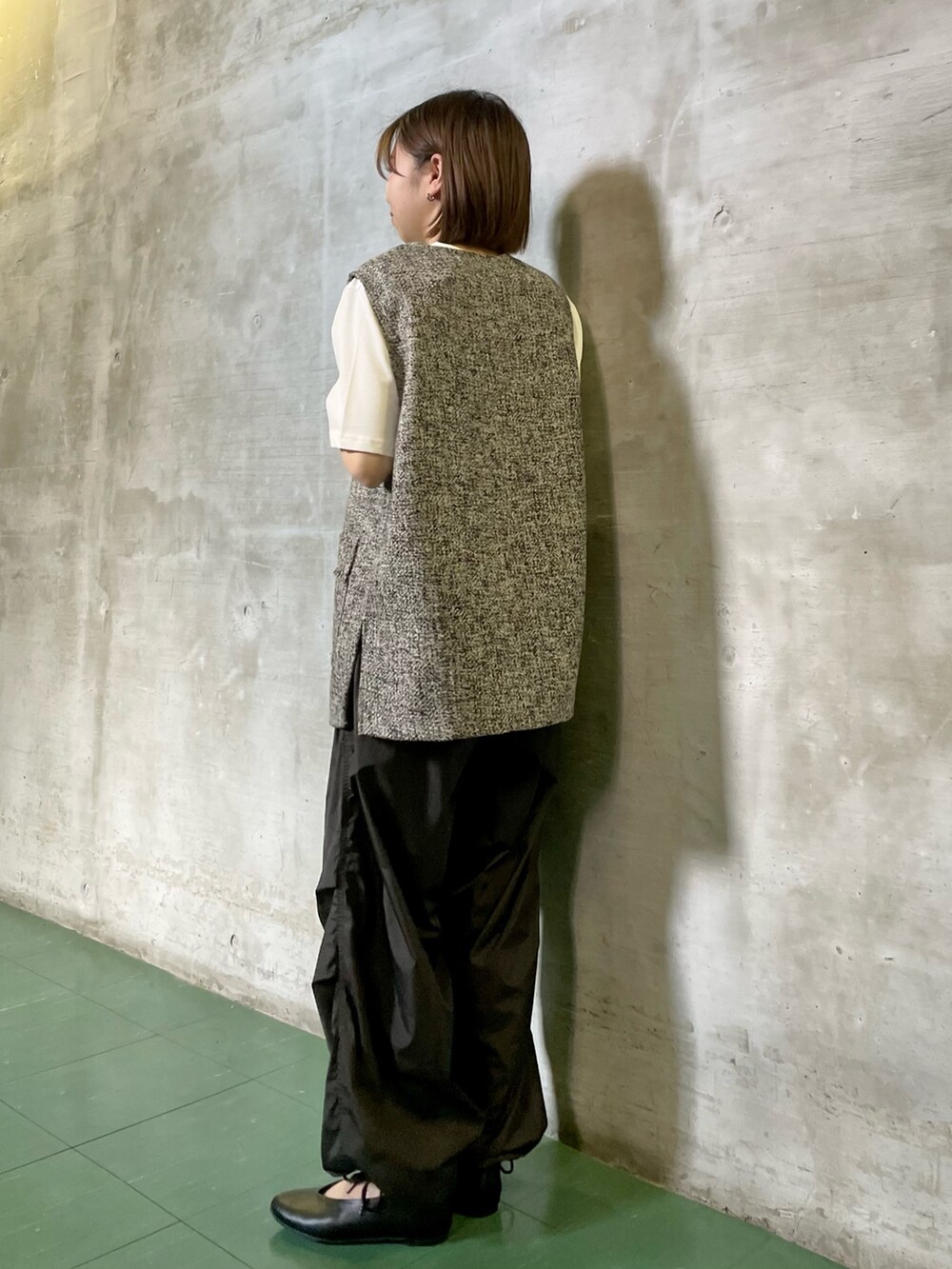 「URBAN RESEARCH DOORS、URBAN RESEARCH DOORS WOMENS、アーバンリサーチドアーズ、ベスト、ベスト×Tシャツ、ボーダー、ボーダートップス、パラシュートパンツ、カジュアルコーデ、休日スタイル、ビーズバッグ、ベロアバッグ、低身長、低身長コーデ、骨格ウェーブ」|「URBAN RESEARCH DOORSのツイードベスト(ベスト、グレー系)」を使った、ホンダ マユさん(レディース・152cm)の夏コーディネートの5枚目の写真