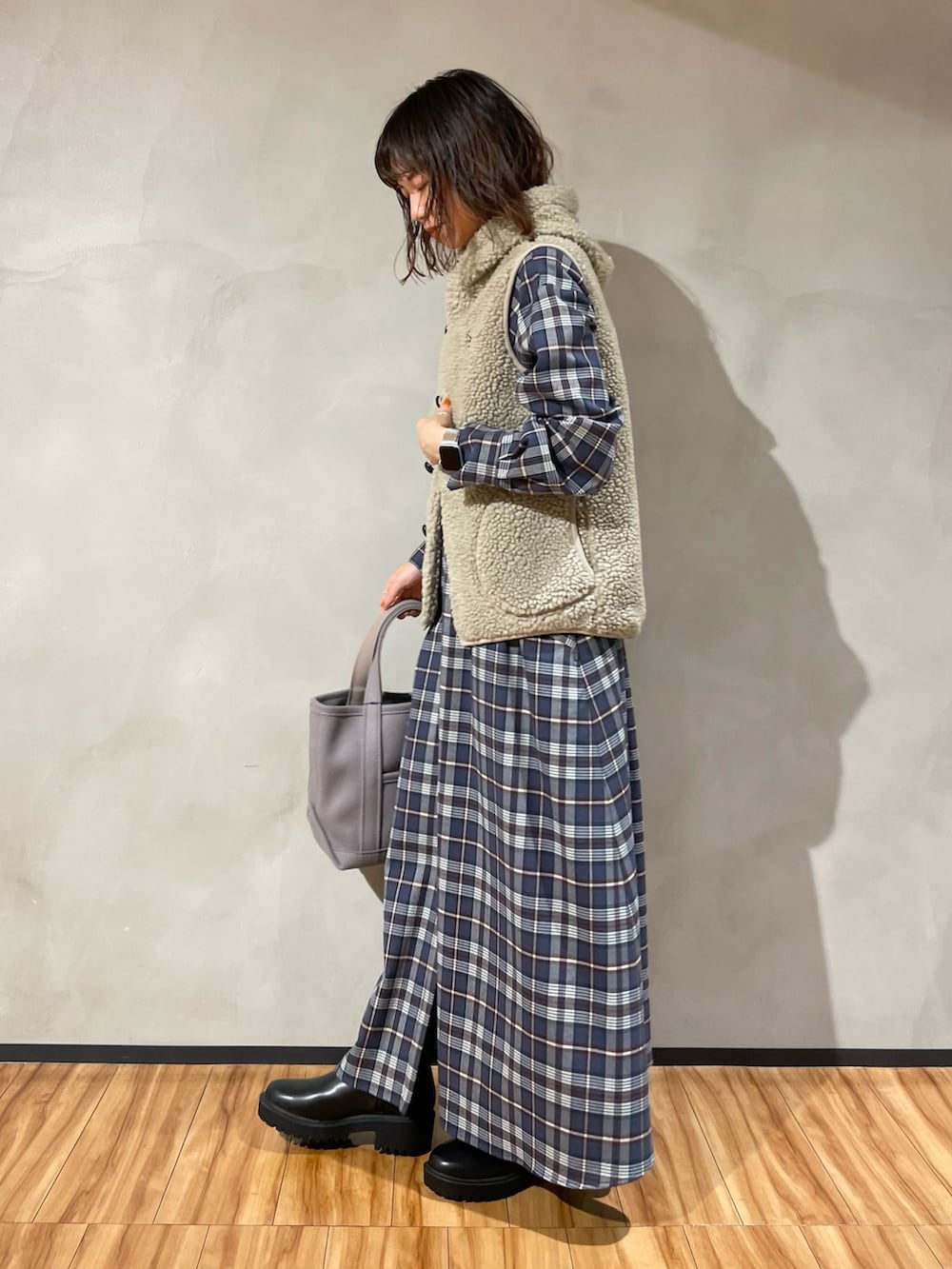 「URBAN RESEARCH DOORS、URBAN RESEARCH DOORS WOMENS、アーバンリサーチドアーズ、ジムフレックス、GYMPHLEX、ボアベスト、ベスト、チェック、チェックワンピース、秋コーデ、おしゃれさんと繋がりたい、低身長、低身長コーデ」｜「URBAN RESEARCH DOORSのネルチェックAラインシャツワンピース（ワンピース、グレー系）」を使った、ホンダ マユさん（レディース・152cm）の秋コーディネートの3枚目の写真