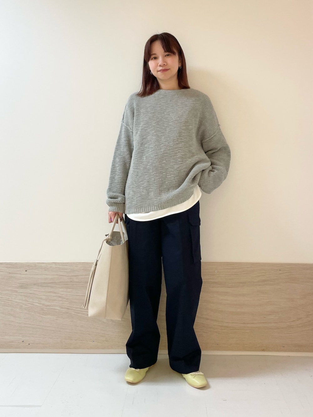 グレー系のニット/セーター、ホワイト系のTシャツ/カットソー、ブルー系のその他パンツを着用したレディースの冬コーディネートの2枚目の写真