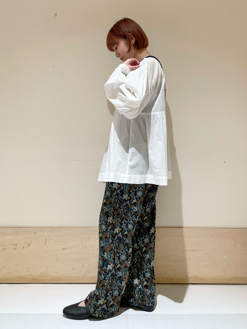 ホワイト系のTシャツ/カットソー、ブラック系のショルダーバッグ、ブルー系のその他パンツを着用したレディースの春コーディネートの5枚目の写真