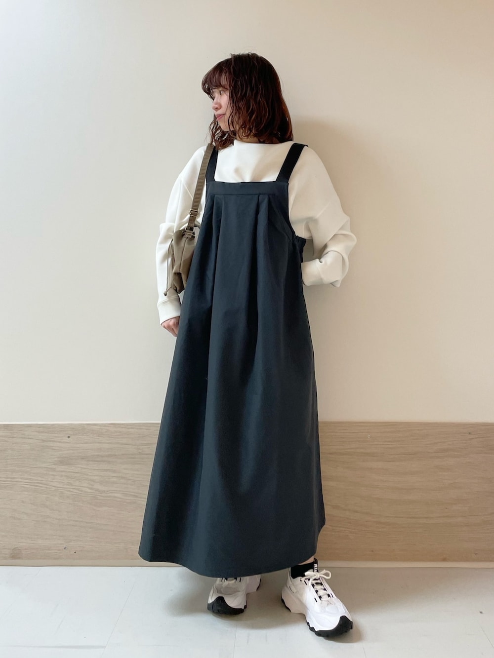 ホワイト系のTシャツ/カットソー、グレー系のワンピース、ベージュ系のショルダーバッグを着用したレディースの春コーディネートの2枚目の写真