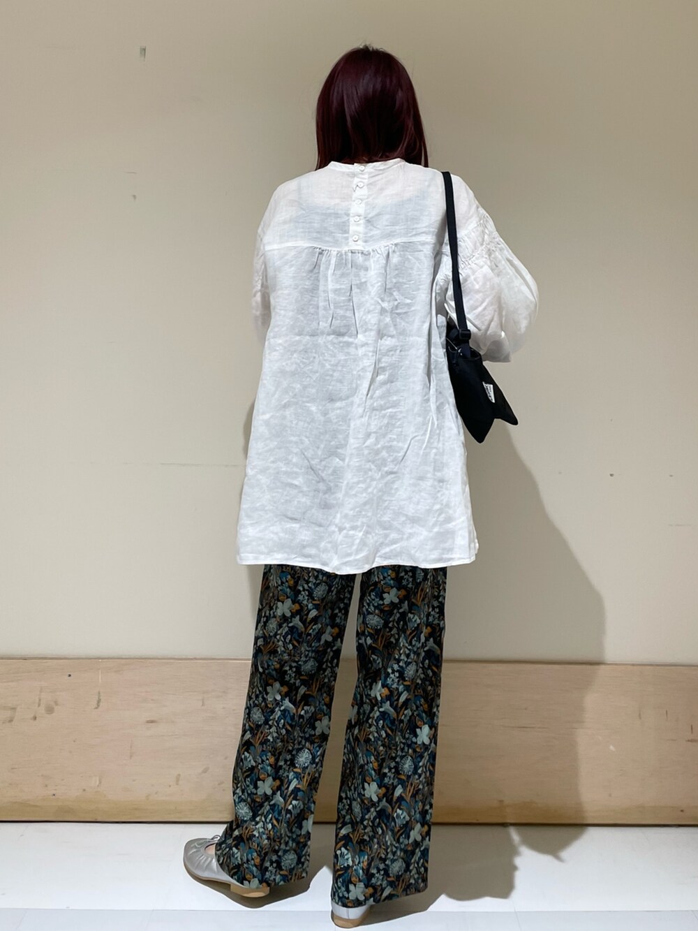 ブルー系のその他パンツ、ブラック系のショルダーバッグ、ホワイト系のシャツ/ブラウスを着用したレディースの春コーディネートの6枚目の写真