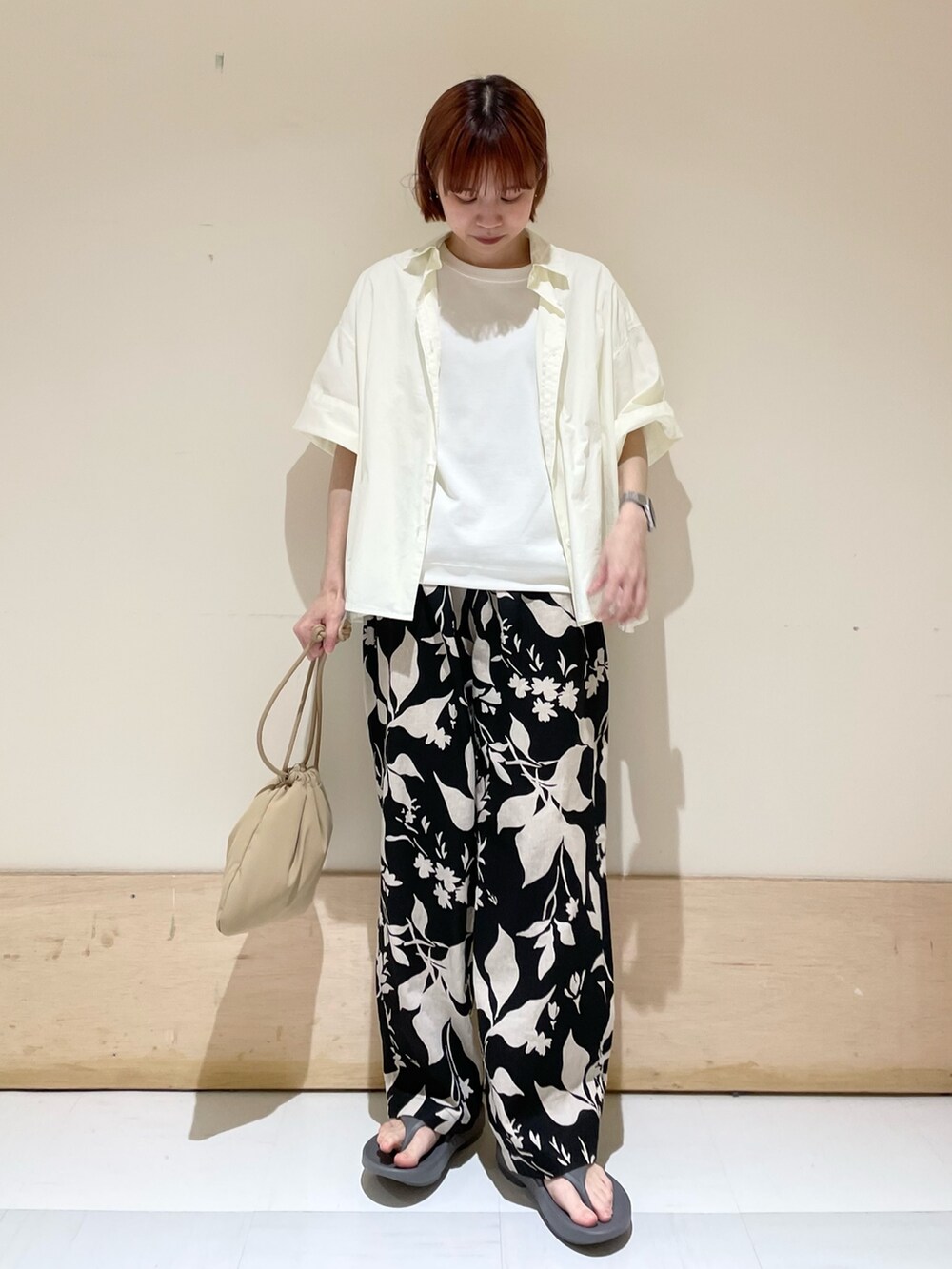 ブラック系のその他パンツ、グレー系のサンダル、ベージュ系のショルダーバッグを着用したレディースの春コーディネートの3枚目の写真