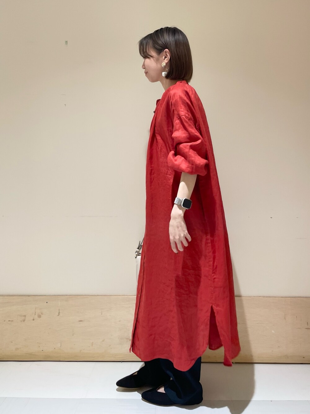 ブルー系のその他パンツ、レッド系のワンピース、ベージュ系のショルダーバッグを着用したレディースの夏コーディネートの4枚目の写真