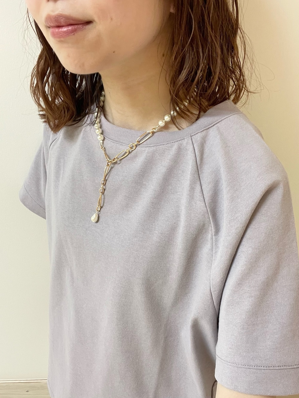 「URBAN RESEARCH DOORS、URBAN RESEARCH DOORS WOMENS、アーバンリサーチドアーズ、淡色コーデ、リブスカート、パープル、きれいめカジュアル、シンプルコーデ、お出かけコーデ、休日スタイル、春夏コーデ、大人カジュアル、リラックススタイル、低身長コーデ、骨格ストレート」｜「URBAN RESEARCH DOORSの『UR GREEN』リブカットストレートスカート（スカート、ホワイト系）」を使った、ホンダ マユさん（レディース・152cm）の春コーディネートの10枚目の写真
